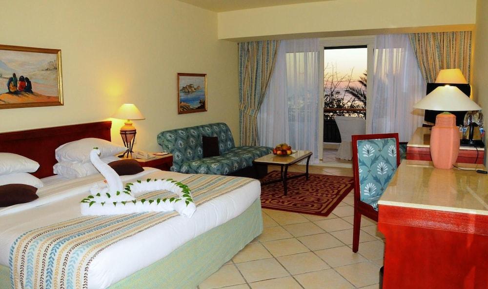 Safir Sharm Waterfalls Resort Exteriör bild A room at the Hilton Sharm El Sheikh