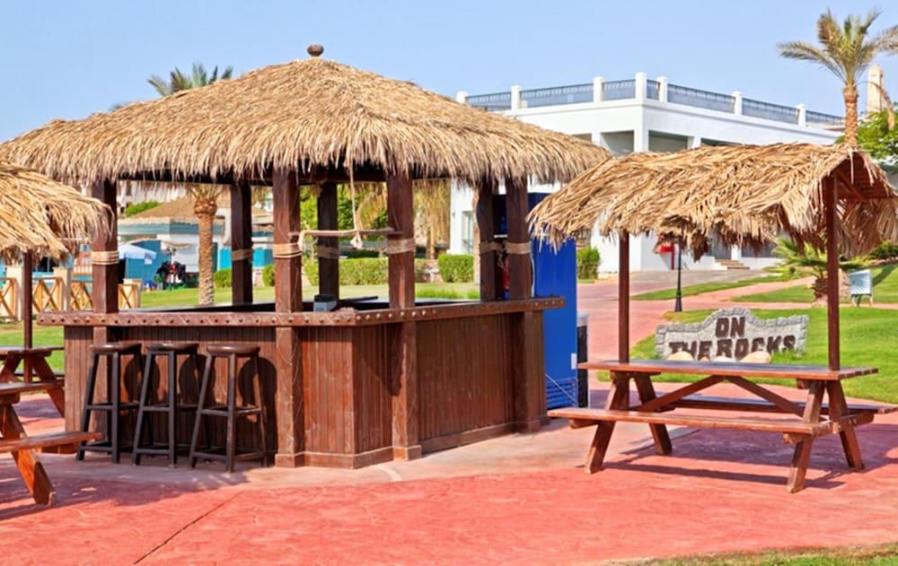 Safir Sharm Waterfalls Resort Exteriör bild The bar at the beach