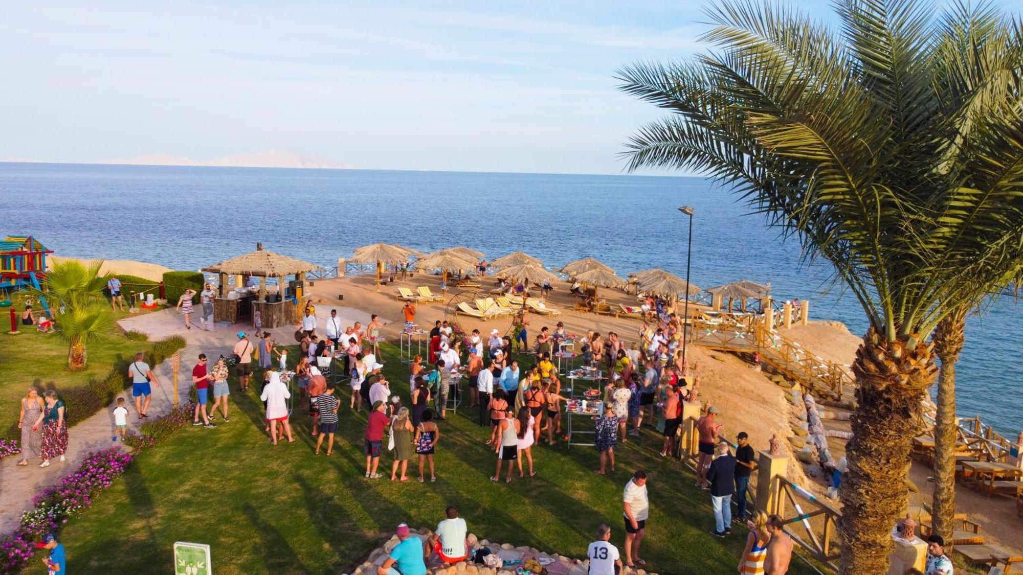 Safir Sharm Waterfalls Resort Exteriör bild Tourists at a beach in Sharm El Sheikh