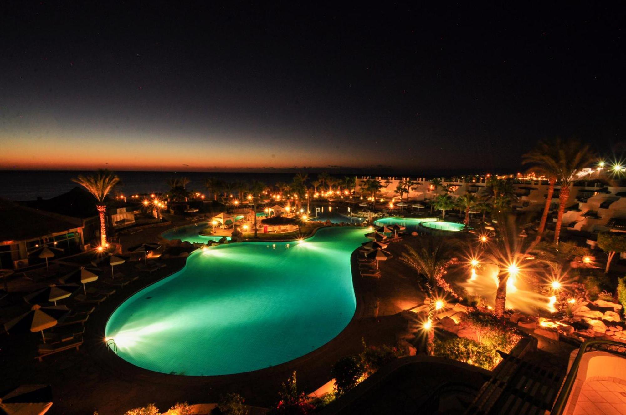 Safir Sharm Waterfalls Resort Exteriör bild The resort at night