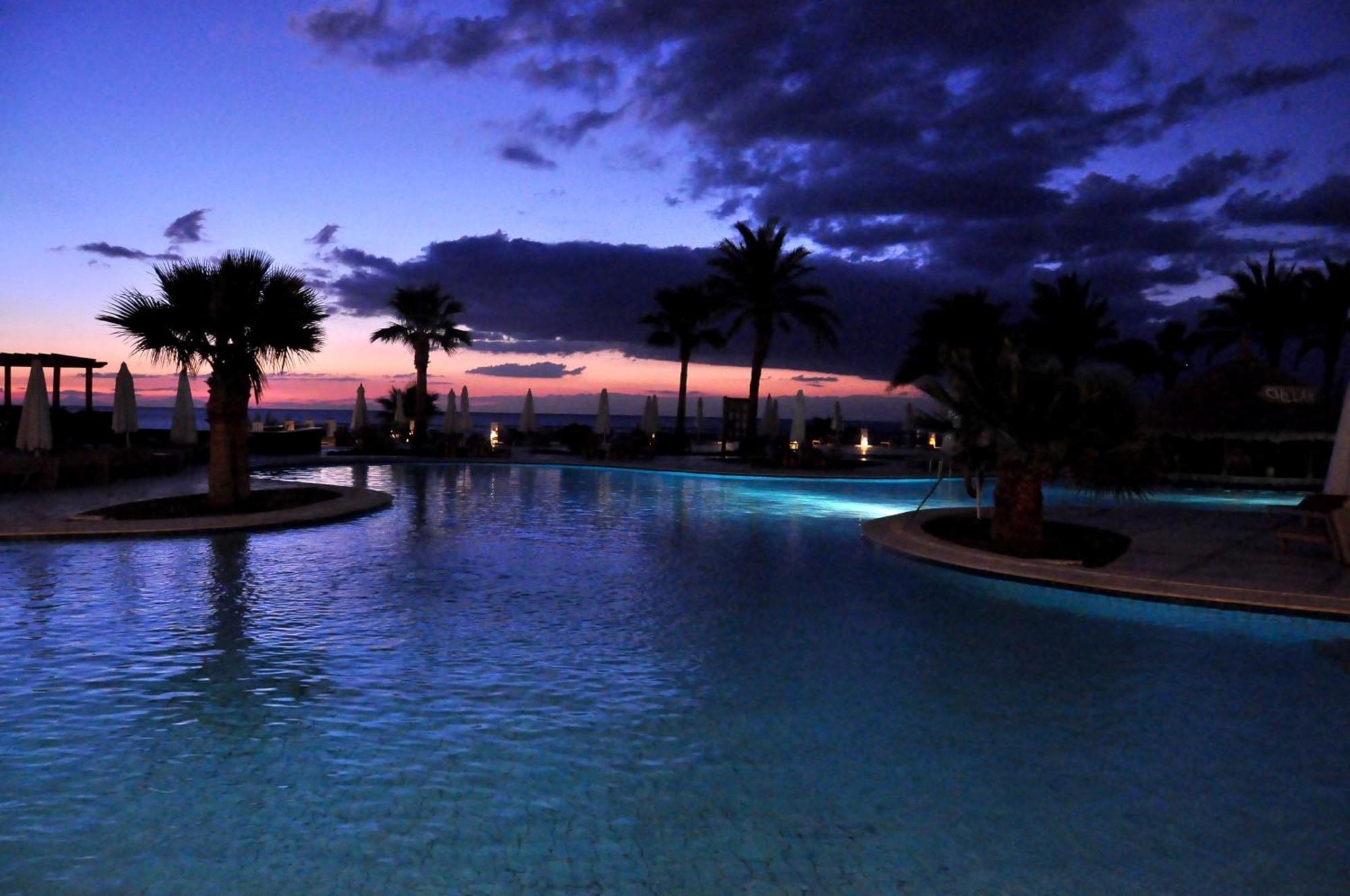 Safir Sharm Waterfalls Resort Exteriör bild Sunset at the pool