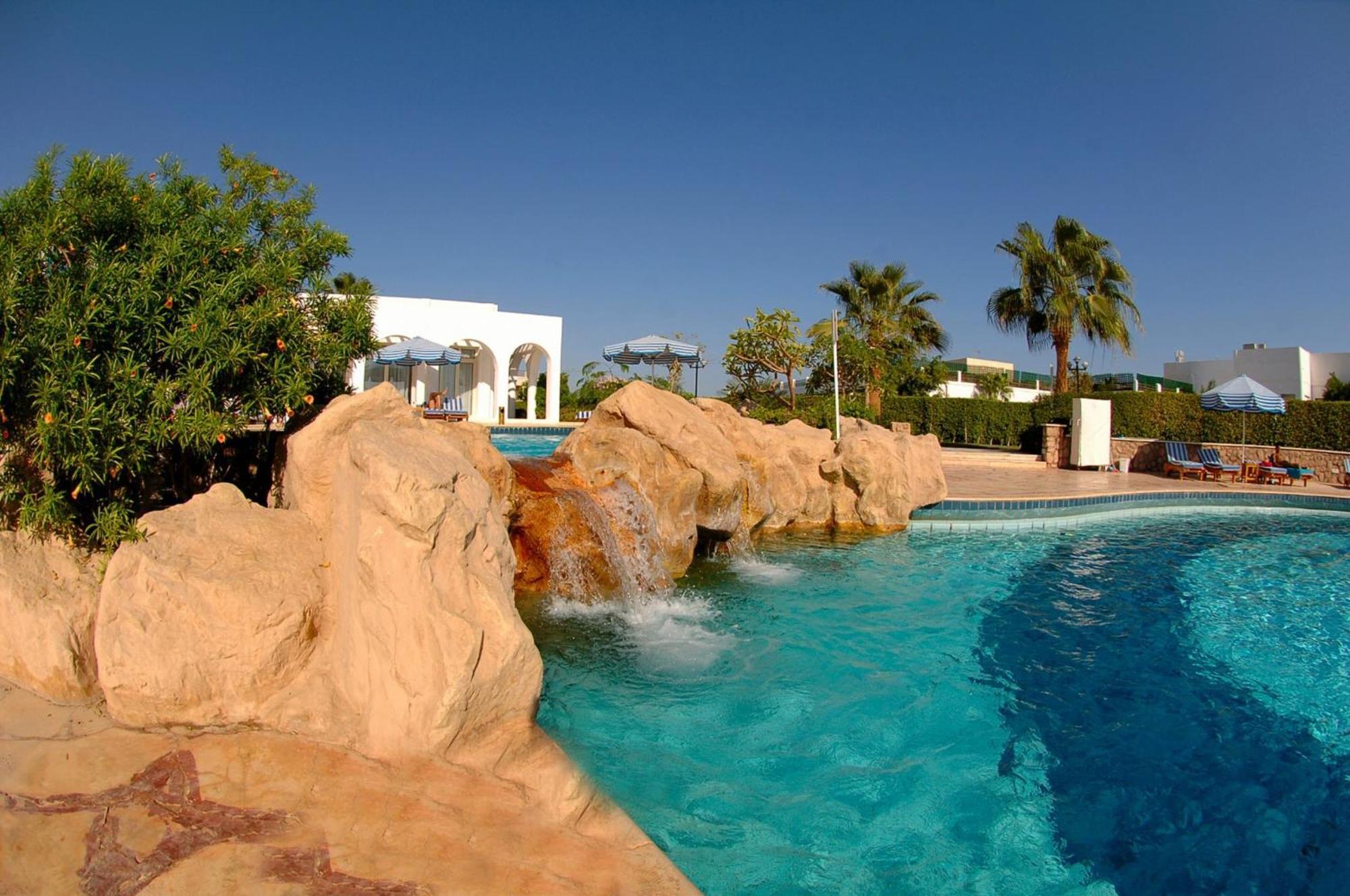 Safir Sharm Waterfalls Resort Exteriör bild The swimming pool at the hotel