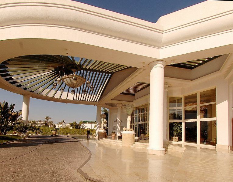 Safir Sharm Waterfalls Resort Exteriör bild The main entrance of the hotel